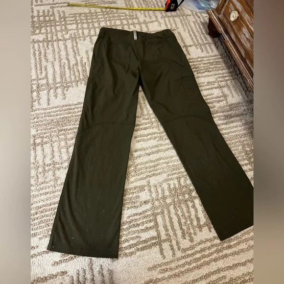 Women’s Merrill size 8, hiking pants in new condition olive color - Picture 9 of 11
